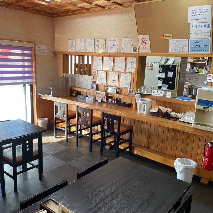 ほりばたのカウンター席と、その向こうの厨房の窓口